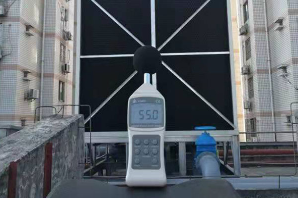 冷却塔降噪后噪音测试”/> </p><p>冷却塔降噪后的噪声测试</p><p> </p><p>为了降低制冷间的噪声，采取了以下措施： </p><p> p>1、水泵房还增设了空间吸声体和电机消声罩。 </p><p>2.冷却塔增设大型L型钢结构声屏障。长边长22m，短边7m，平均高度6m。 </p><p>3.关闭原有门窗，在门内做声闸，并在声闸内做吸声处理。 </p><p>4.将板状空间吸声体垂直悬挂于单位面积的平坦顶部，共5排，排距1.4m，吸声体底部标高2.2m。目的是吸收机房内的混响声。降低机房内的噪音水平。 </p><p>采取上述降噪措施后，机房实测噪声由92dB(A)降低至64dB(A)，室外环境噪声也降低至55dB(A)左右。解决了冷却塔噪音扰民的问题。有关冷却塔的更多信息，请咨询特菱节能空调。 </p></div>
              <p style=